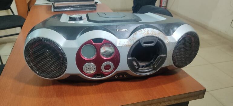 Equipo de sonido recuperado del poder de los detenidos.