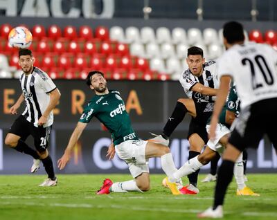 Remate de Matías Espinoza, que consiguió con golpe de cabeza el tanto del empate de Libertad anoche frente a Palmeiras. Sobre el final, el palo le negó un segundo tanto y que pudo ser del triunfo.