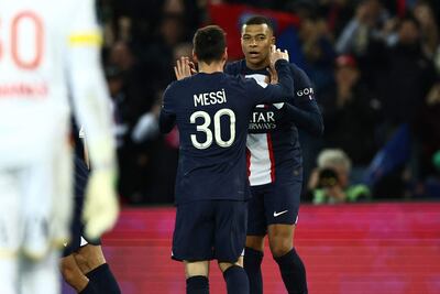 Messi y Mbappé festejan uno de los del París SG.