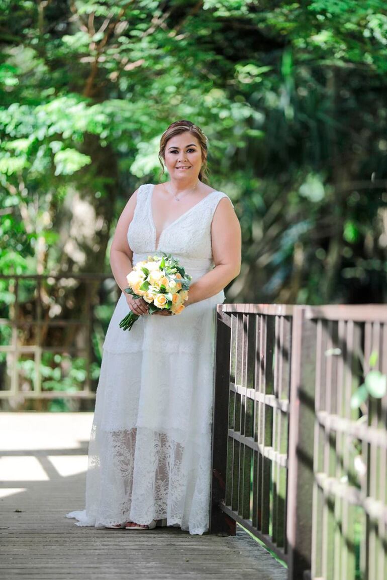 La novia lució un vestido de la líneas románticas que fue traído de Barcelona, España.