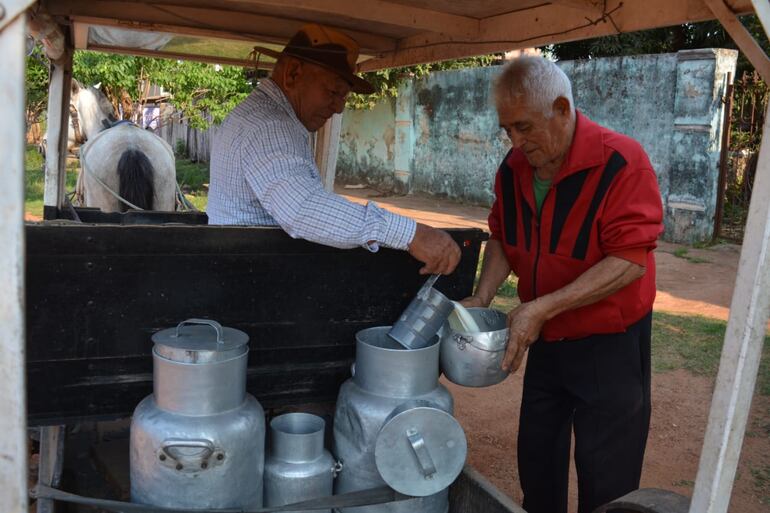 A 4.000 guaranìes el litro es el precio de la leche que vende don Agustìn Ferreira.