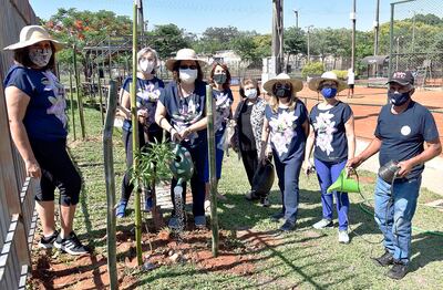 Las exalumnas del colegio La Providencia estuvieron ayer en el Centro Nacional de Tenis plantando árboles, celebrando de esta manera los cincuenta años de graduación.