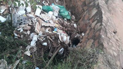 Basura que obstruye el paso del agua en el puente