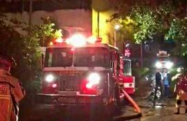 Los bomberos de varias compañías trabajaron más de dos horas para controlar el fuego.