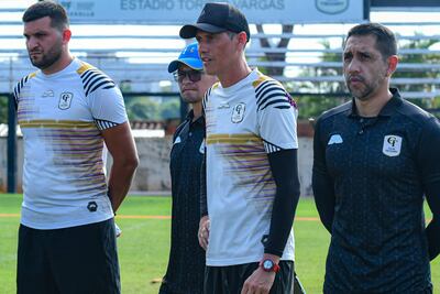 Badayco Maciel (centro), durante su presentación como técnico interino de Tacuary, cumplido el martes en la sede de la institución, en barrio Jara.