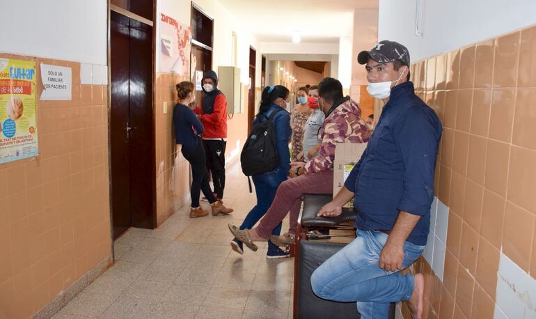 Pacientes en espera en uno de los pasillos del Hospital Distrital de San Juan Nepomuceno.