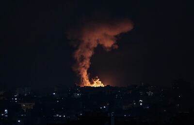 Una columna de humo se eleva de uno de los sitios en Gaza que fueron alcanzados por bombardeos israelíes en las primeras horas del viernes.