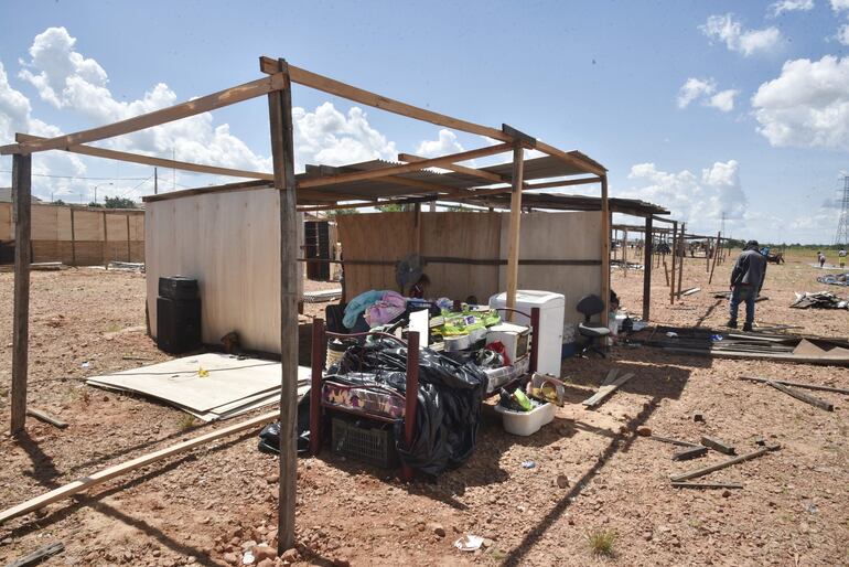 Según funcionarios municipales, 80 familias llegaron al sitio conocido como "Las casitas de colores". 