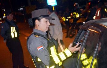 Agentes de la Policía Nacional y la Patrulla Caminera realizaron controles en Ciudad del Este durante la madrugada de ayer.