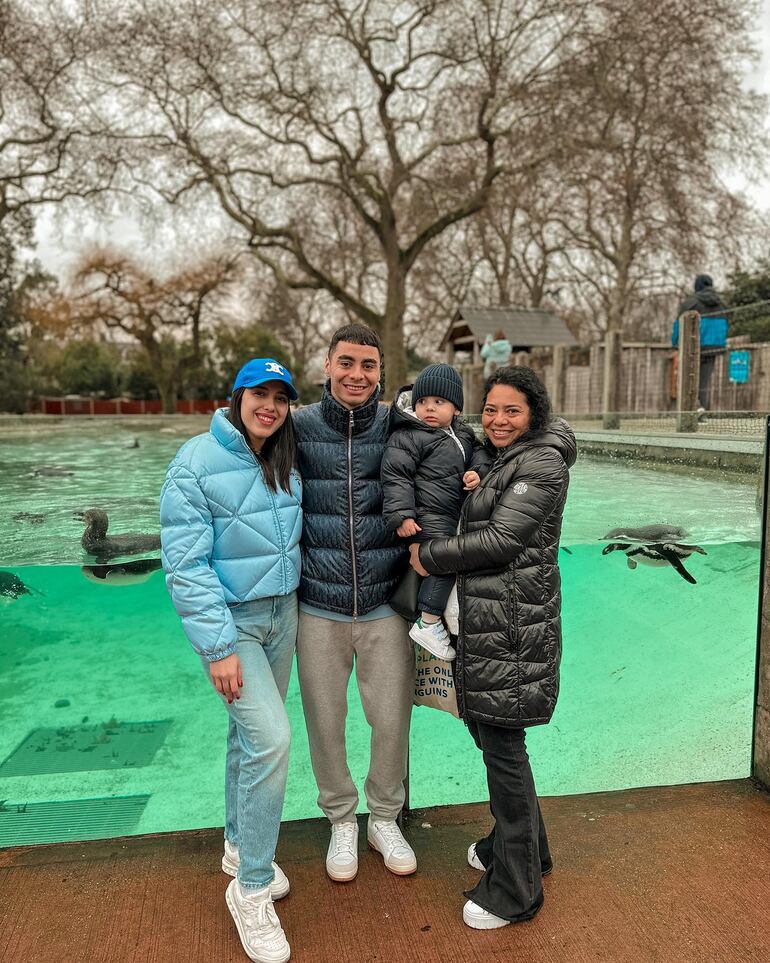 Diversión en familia. Miguel Almirón junto a su esposa Alexia Notto, su hijo Francesco y su madre Sonia Rejala. (Instagram/Alexia Notto)