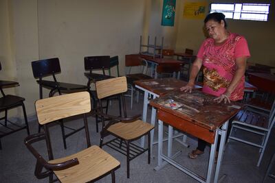 En estas condiciones estudian los alumnos de la Escuela Isaac Cabrera de San Antonio, con sillas sin pupitres y mesas rotas.