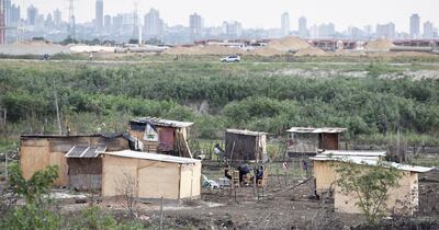 Se puede ver cada vez más casitas precarias de materiales como chapas y terciadas invadiendo el terreno irregularmente.