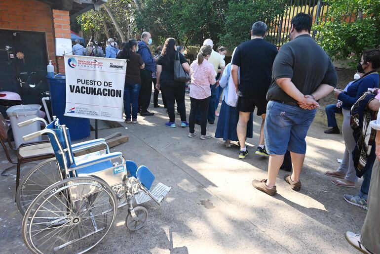 En el hospital de Trinidad la fila se extendía durante varios metros.