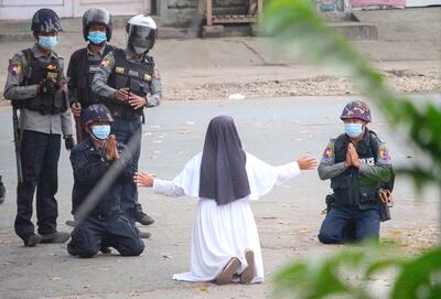 La monja Ann Rose Nu Twang, hincada de rodillas ante los policías birmanos, en medio de la represión.
