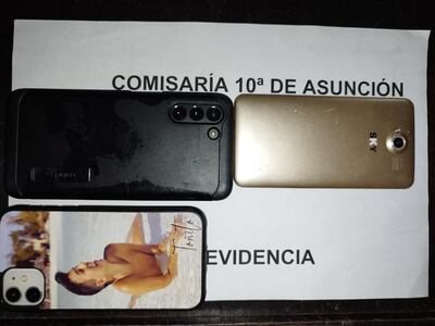 Teléfonos celulares recuperados como evidencia.