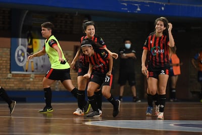 Las chicas de Sport Guaraní celebran uno de los goles contra Universidad Americana. Las guaraníes disputarán la final del Femenino contra Sport Colonial.