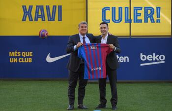 Joan Laporta y Xavi Hernández, el presidente y el nuevo entrenador del Barcelona.