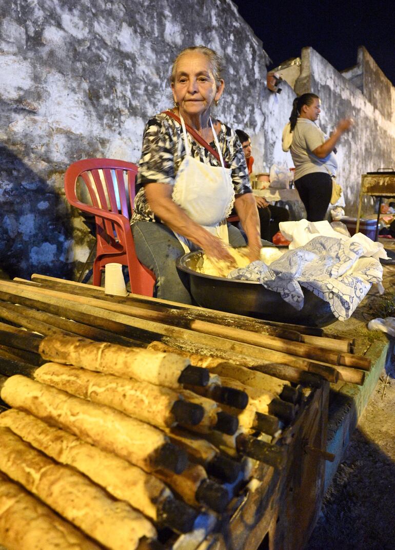 La receta es muy sencilla y la cocción se realiza en el palo asador. 