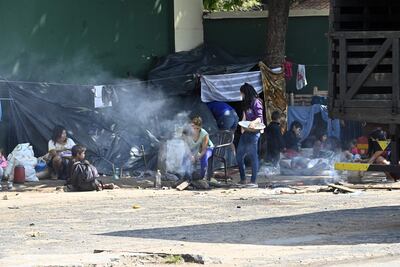 Miembros de comunidades indígenas siguen acampando en Asunción, frente al Indi, a la espera de víveres.