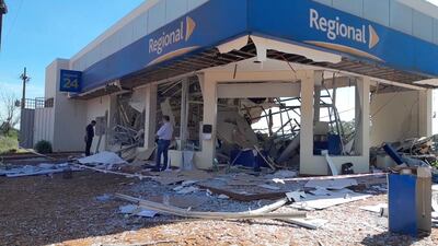 Así quedo el local bancario producto de las detonaciones que habrían dañado la estructura y permitido que se robaran parte del dinero que contenía la bóveda.