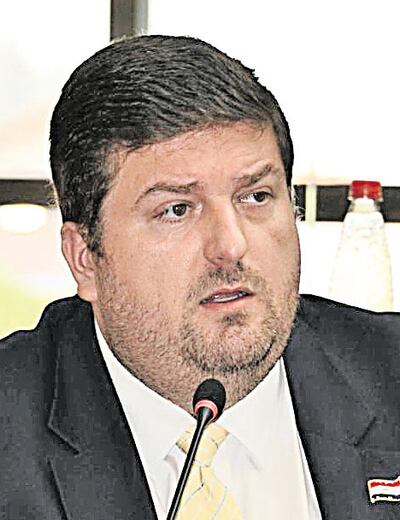 Senador Patrick Kemper (Hagamos) modificó un proyecto que instaba al Ejecutivo a negociar las vacunas con China.