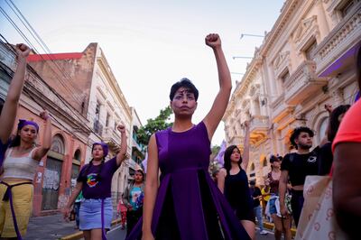 Cientos de mujeres marchan con motivo del Día Internacional de la Eliminación de la Violencia contra la Mujer hoy, en Asunción (Paraguay).