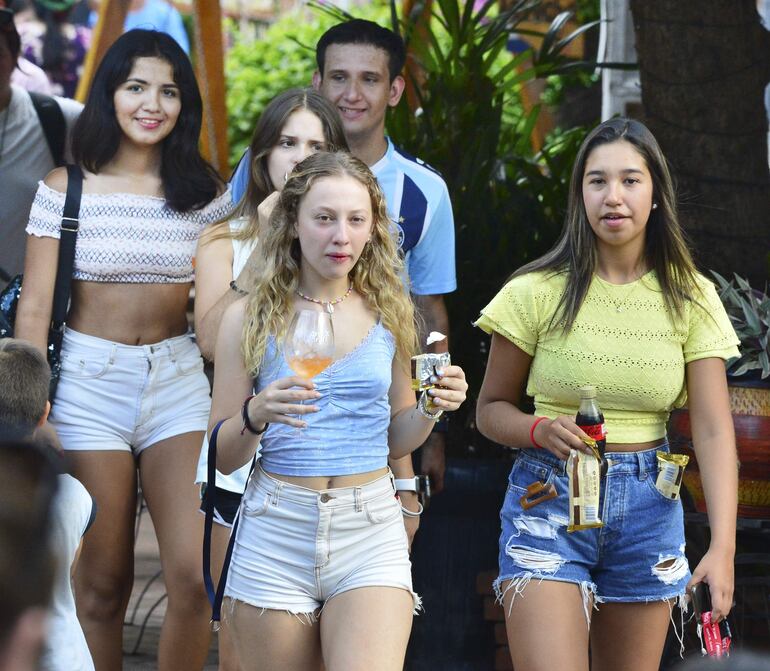 Helados, gaseosas, tragos sin alcohol son los elegidos para apagar el intenso calor.