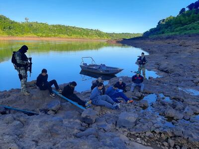Los detenidos en la costa paraguaya del río Paraná.