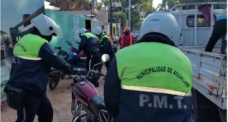 Más de diez motos fueron retiradas de la vereda.