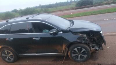 La camioneta Kia que embistió contra la motocicleta quedó con importantes daños en la chapería.