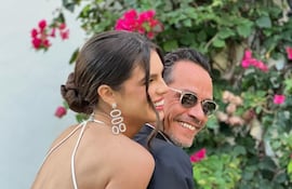 Felices. Nadia Ferreira y Marc Anthony llegando a la boda Peltz-Beckham.