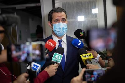 El opositor venezolano Juan Guaidó habla con medios de comunicación luego de una reunión con la delegación de la Unión Interparlamentaria este miércoles en Caracas.