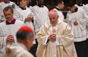 El cardenal canadiense, Marc Ouellet (d) durante una celebración eucarística del papa Francisco. (AFP)
