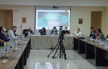 Reunión de un grupo de senadores con empresarios de la frontera, en Ciudad del Este, sobre el proyecto del régimen de competitividad.