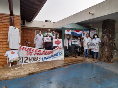 Huelga frente al Hospital Integrado de Ayolas.