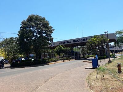 Fachada del Hospital Nacional de Itauguá. El 90 % de las personas que ingresan por casos de Covid, no están vacunados. Las autoridades piden que las personas se vacunen.