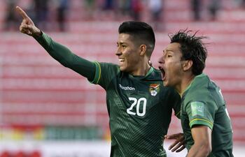 Ramiro Vaca apunta a la tribuna en la celebración de su gol, que le dio ayer la victoria 1-0 a Bolivia sobre Perú en la altura de La Paz. Los bolivianos lograron su segundo triunfo en 11 partidos.