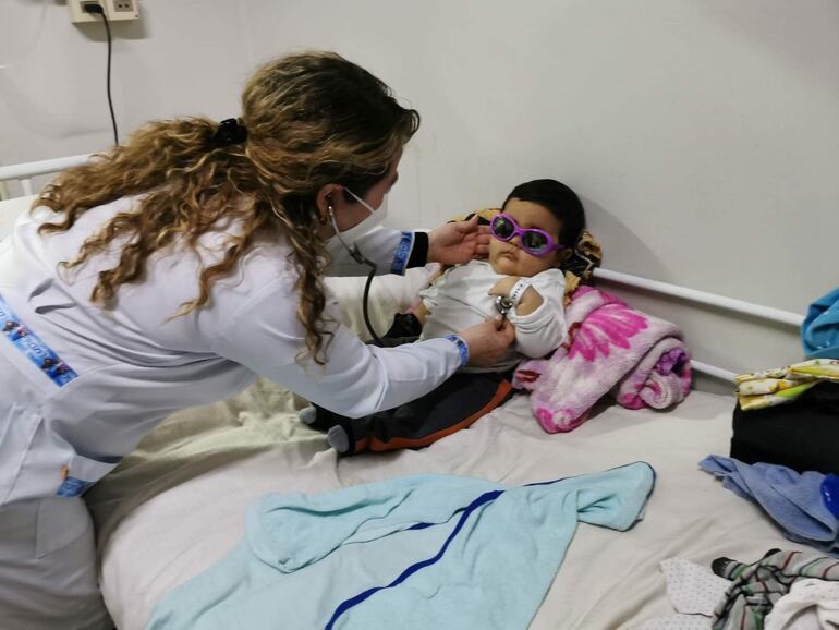 Los bebés son los más vulnerables ante este cambio de clima y los médicos instan a los padres a extremar los cuidados para evitar los casos graves.