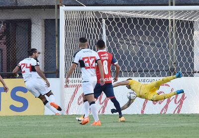 Roque Santa Cruz y todos vieron gol en este mano a mano del capitán de Olimpia con el arquero Rodrigo Muñoz, que sacó la pelota casi de adentro.