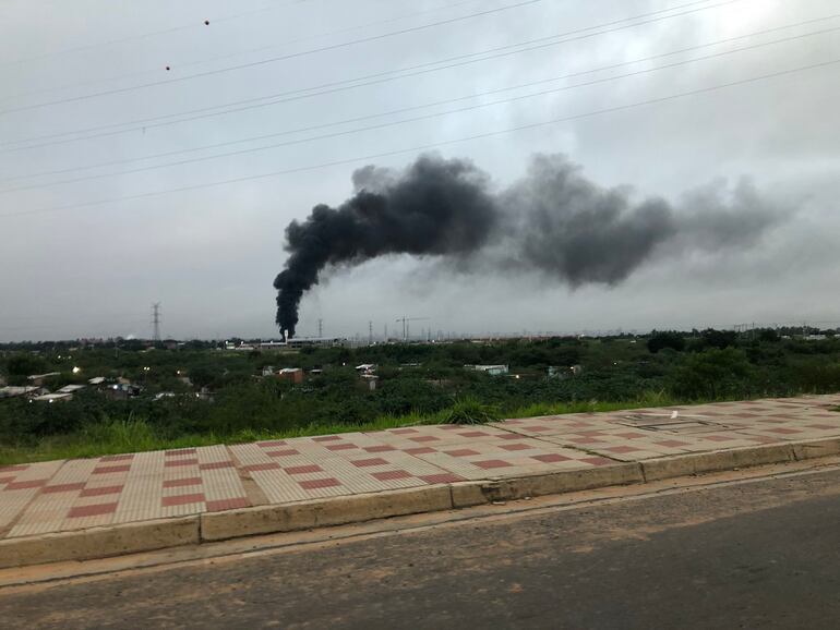 Desde la Costanera de Asunción se observa el intenso incendio en Trinidad.