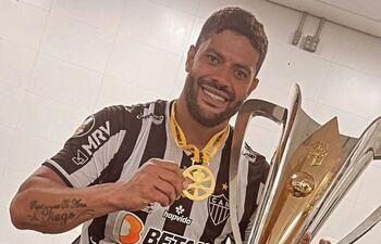 Hulk, orgulloso con el trofeo de la Supercopa de Brasil que conquistó ayer con el Atlético Mineiro.