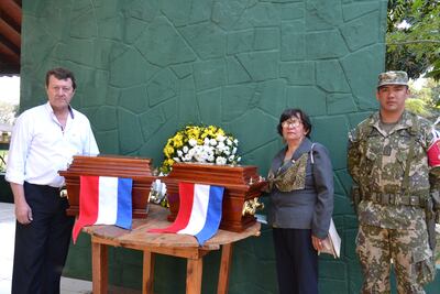 Las urnas con los restos de Pastora Concepción Céspedes y de su hijo Arsenio Céspedes fueron trasladadas a Yabebyry.