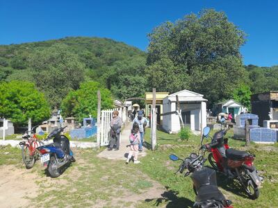 Mucha gente acude desde tempranas horas de este Viernes Santos al cementerio de Fuerte Olimpo, a visitar a sus difuntos.