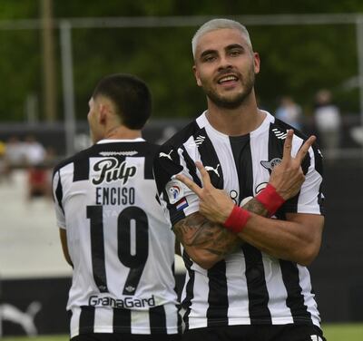 Héctor Villalba celebra la primera anotación de Libertad, tras gran jugada de Julio Enciso, en la victoria sobre el Sportivo Ameliano.