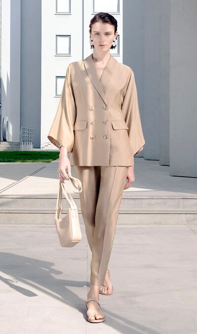 El traje sastre, reinterpretado y adaptado a los nuevos tiempos, mantiene el toque femenino.