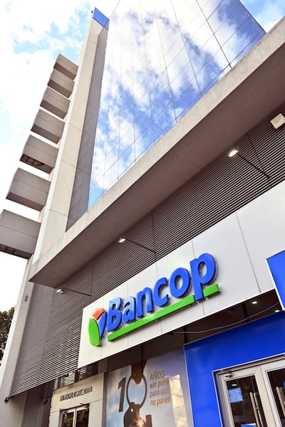 Directivos de Bancop, durante la habilitación de la sucursal N° 10, ubicada en Fernando de la Mora.