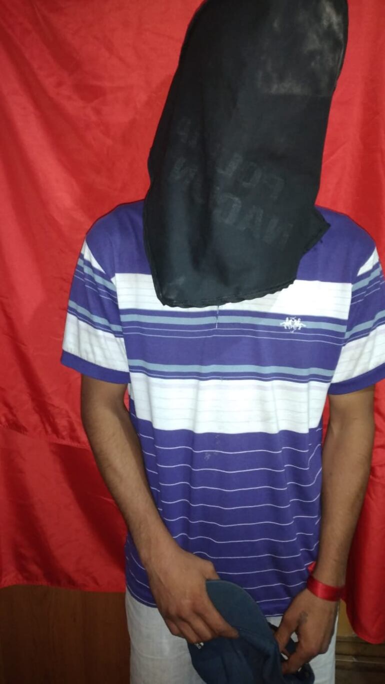 Uno de los delincuentes atrapados minutos después de cometer su fechoría.