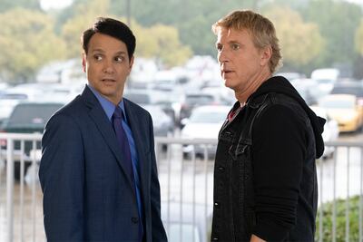 Ralph Macchio y William Zabka en "Cobra Kai", que estrena su tercera temporada este viernes.