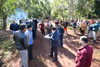 Varios ocupantes ilegales de la reserva fueron notificados sobre los límites de las propiedades que pertenecen a Itaipú.