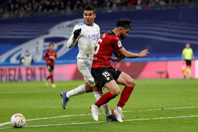 El volante del Real Madrid, Casemiro (i) y el zaguero paraguayo del Valencia, Omar Alderete, en la jugada polémica.